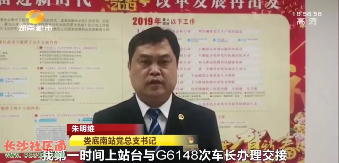 妈妈去哪儿?女子下车拿包车门关闭 6岁儿子仍